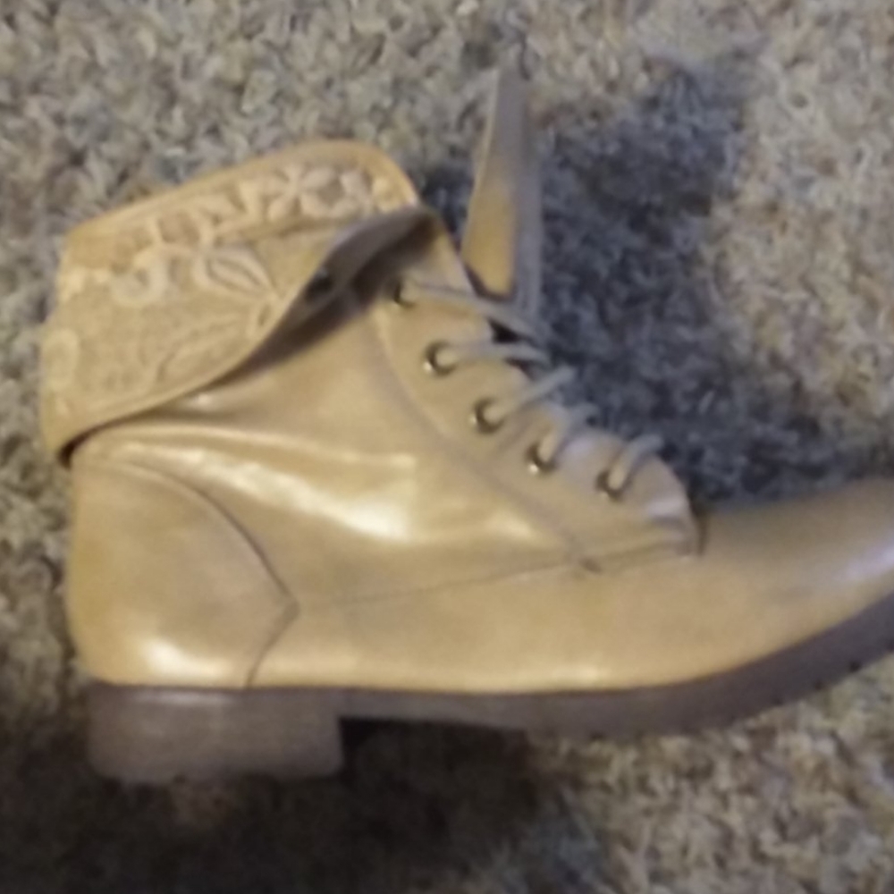 Boots - Picture 2 of 4
